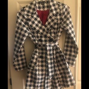 Nearly new black & white coat.